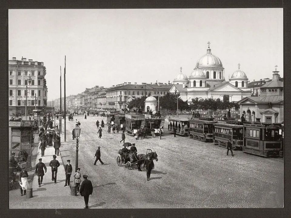 Black and white photo of 19th-century Saint Petersburg.
