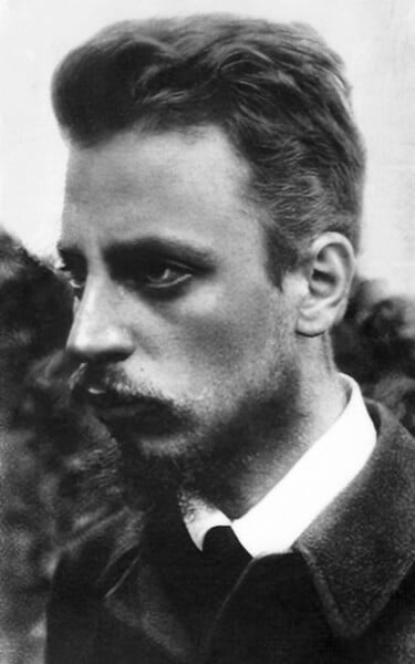 A black and white photo of the poet Rainer Maria Rilke in 1900.