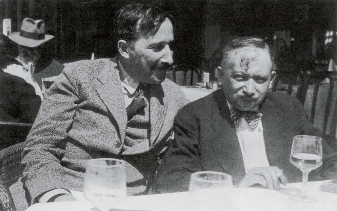 Black and white photo of Joseph Roth together with his friend Stefan Zweig.