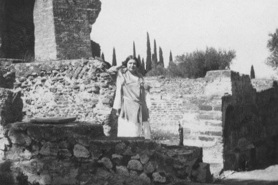 A black-and-white photo of Marguerite Yourcenar visiting the Villa Adriana.